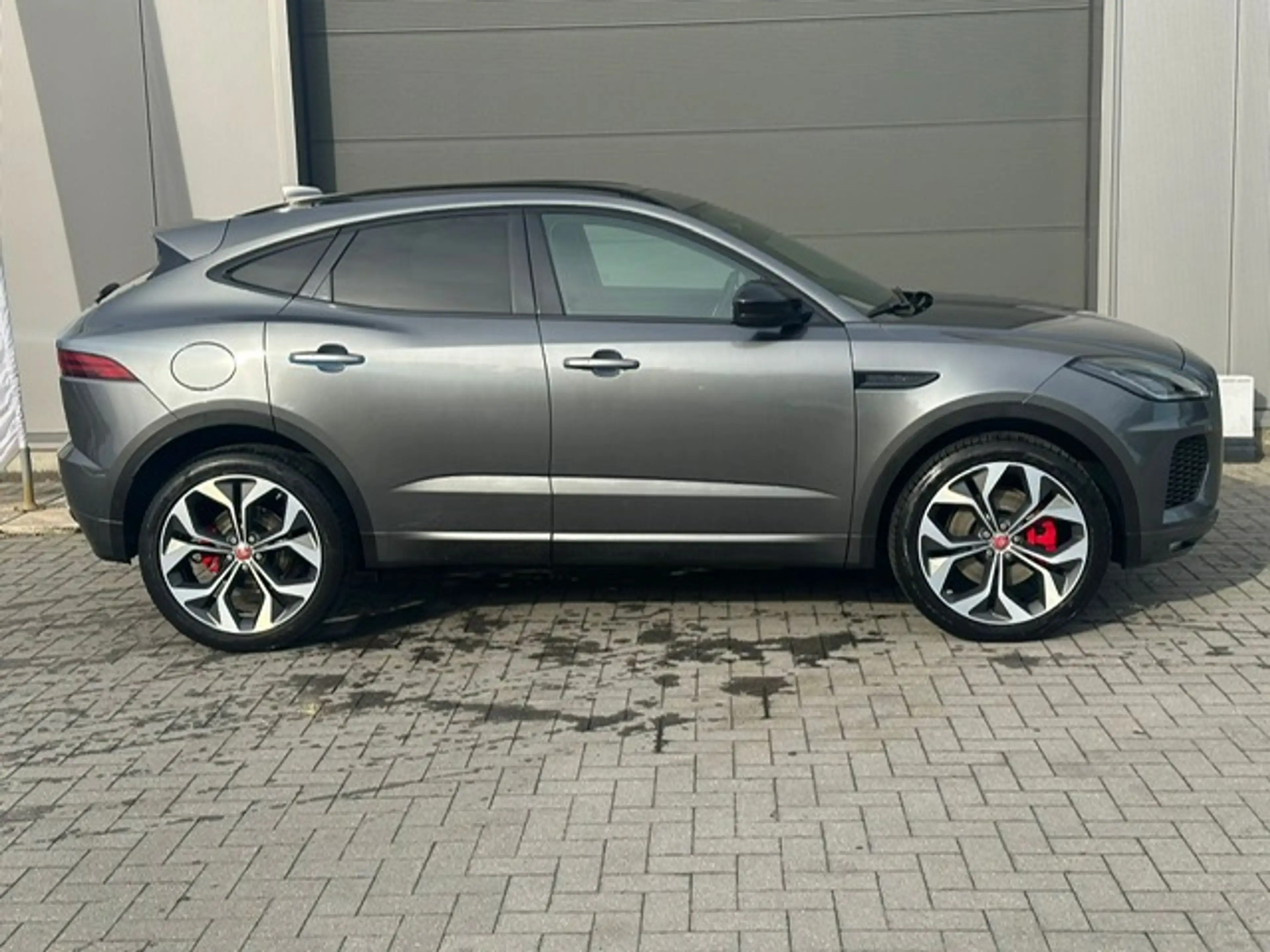 Jaguar E-Pace E-Pace 2.0 T AWD R-Dynamic HSE (EU6.2) — photo 4