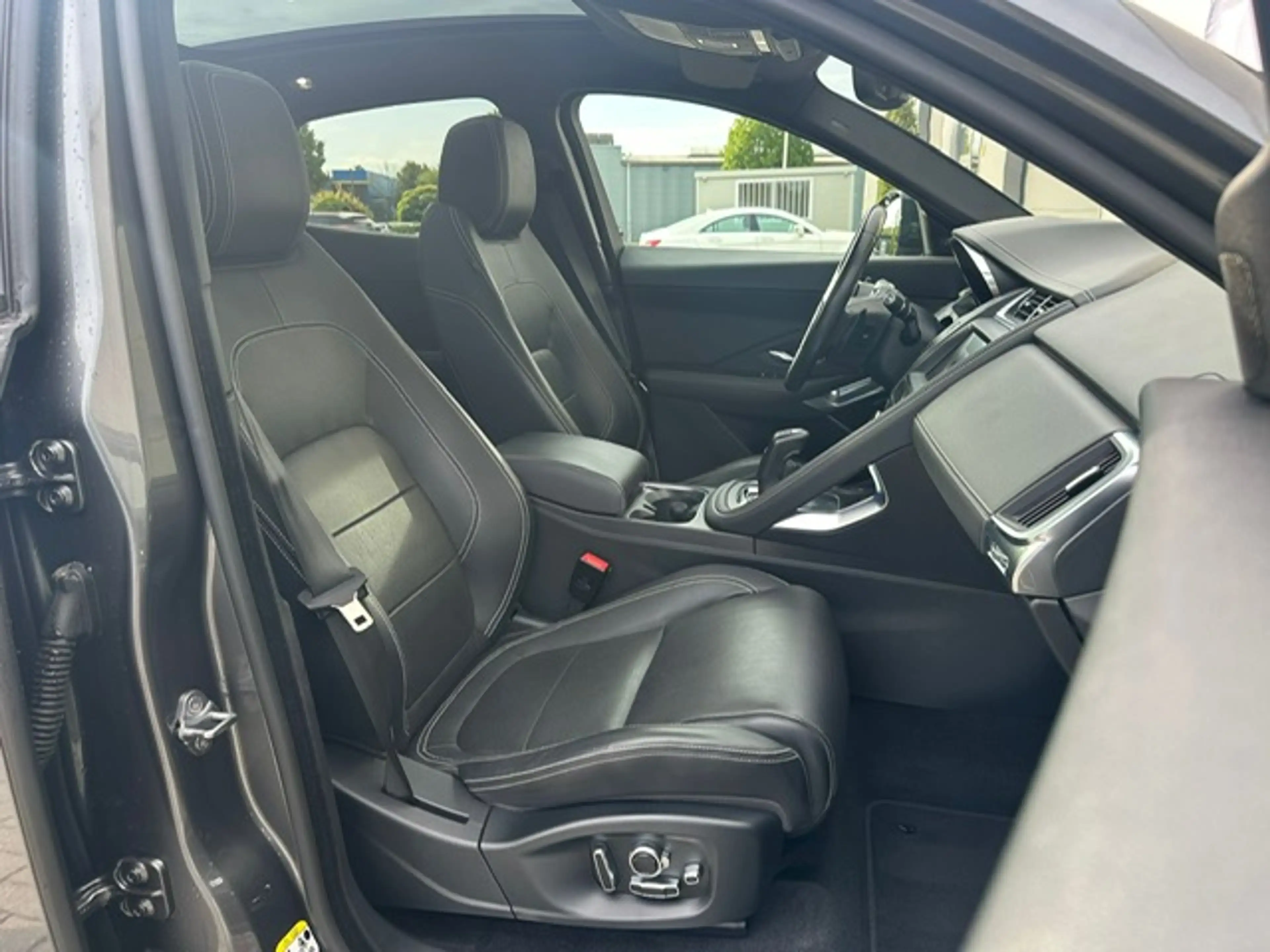 Jaguar E-Pace E-Pace 2.0 T AWD R-Dynamic HSE (EU6.2) — photo 9