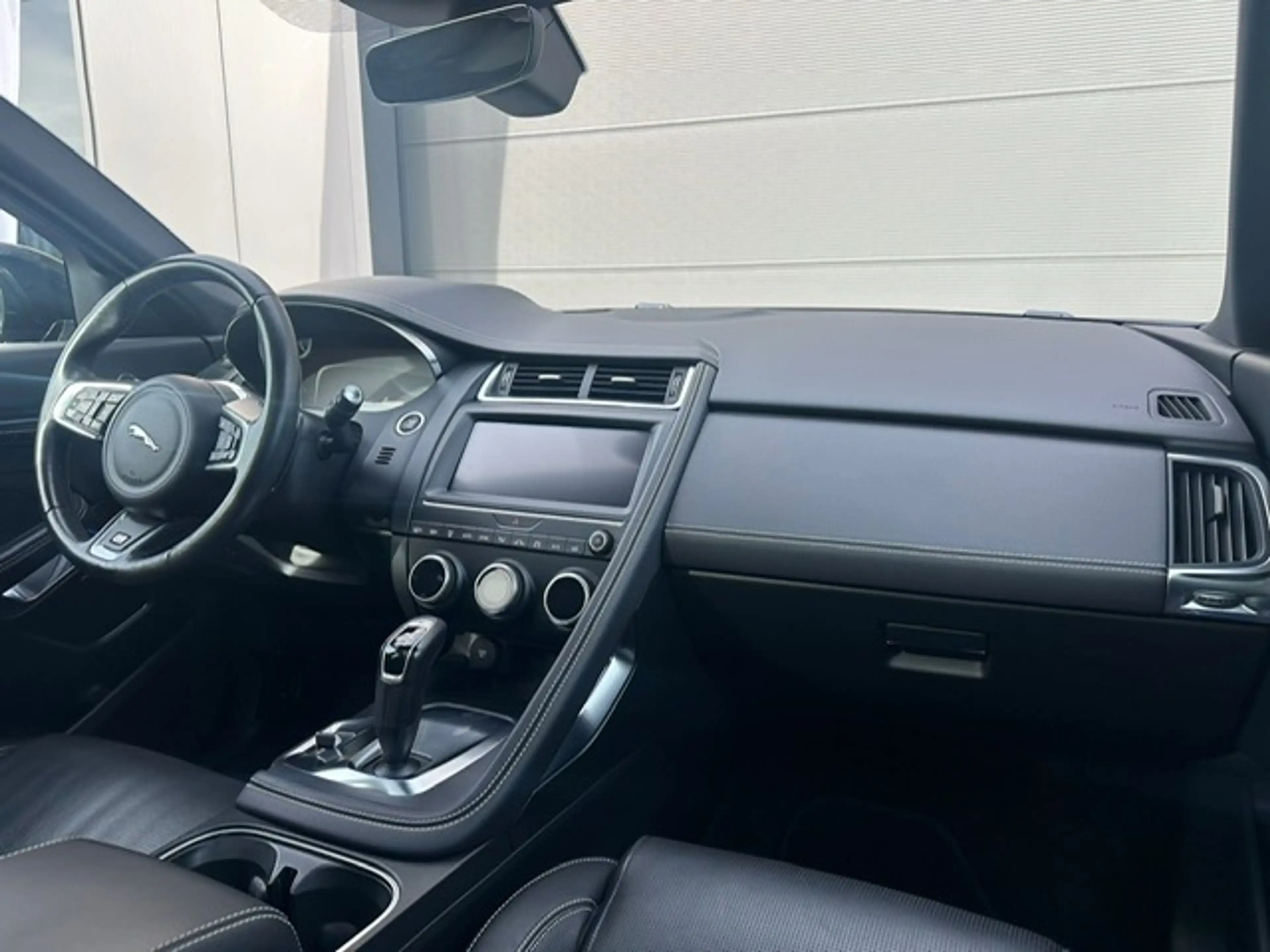 Jaguar E-Pace E-Pace 2.0 T AWD R-Dynamic HSE (EU6.2) — photo 8