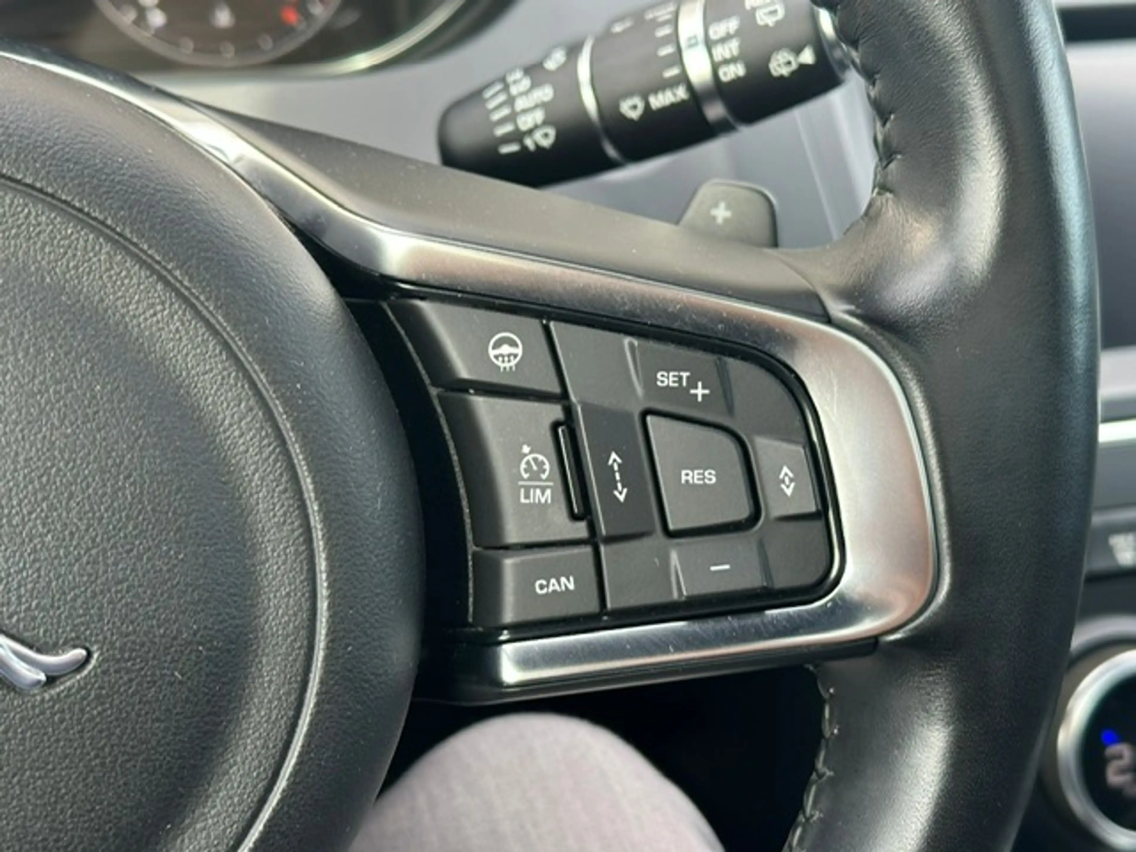 Jaguar E-Pace E-Pace 2.0 T AWD R-Dynamic HSE (EU6.2) — photo 15