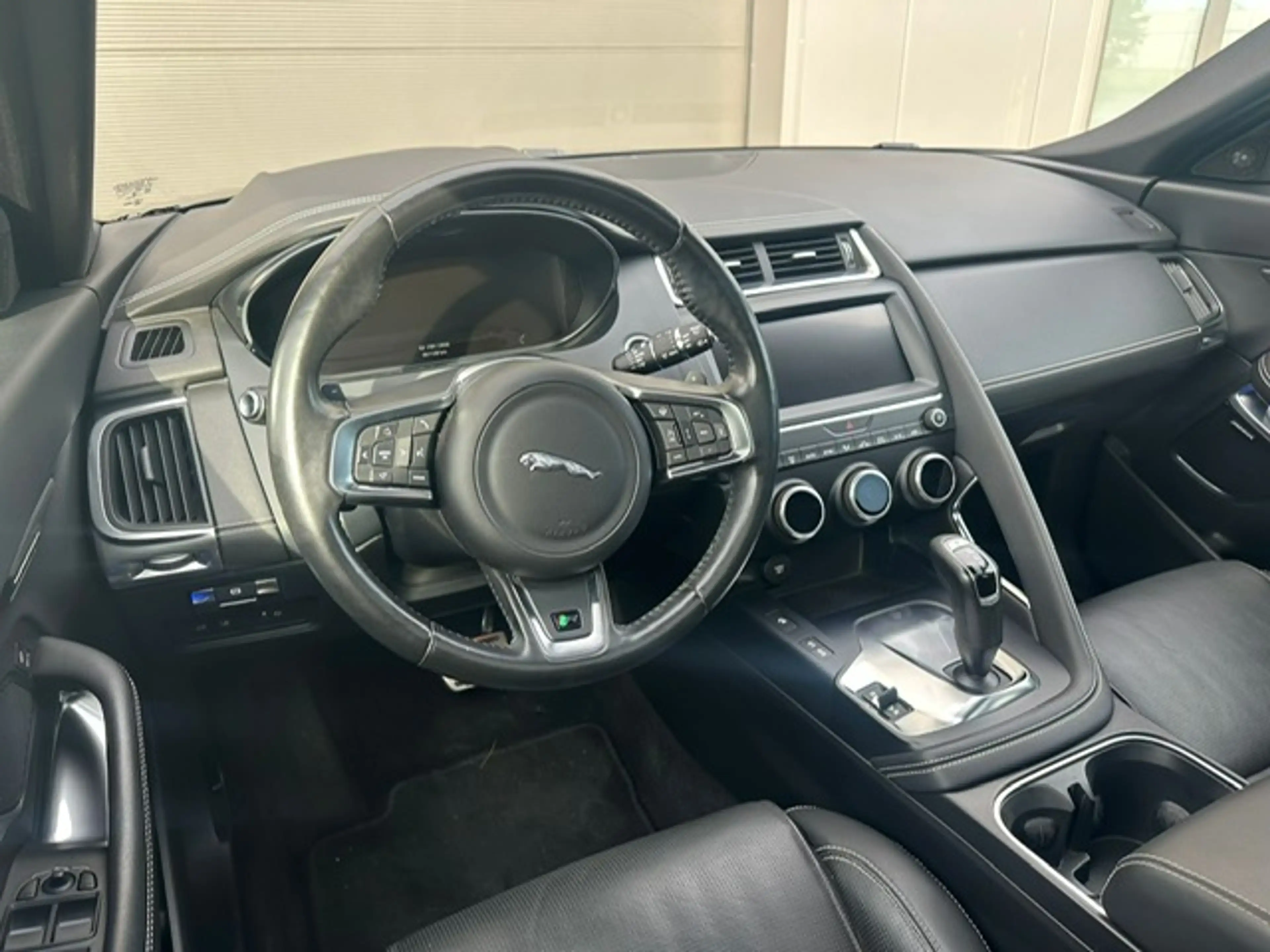 Jaguar E-Pace E-Pace 2.0 T AWD R-Dynamic HSE (EU6.2) — photo 10