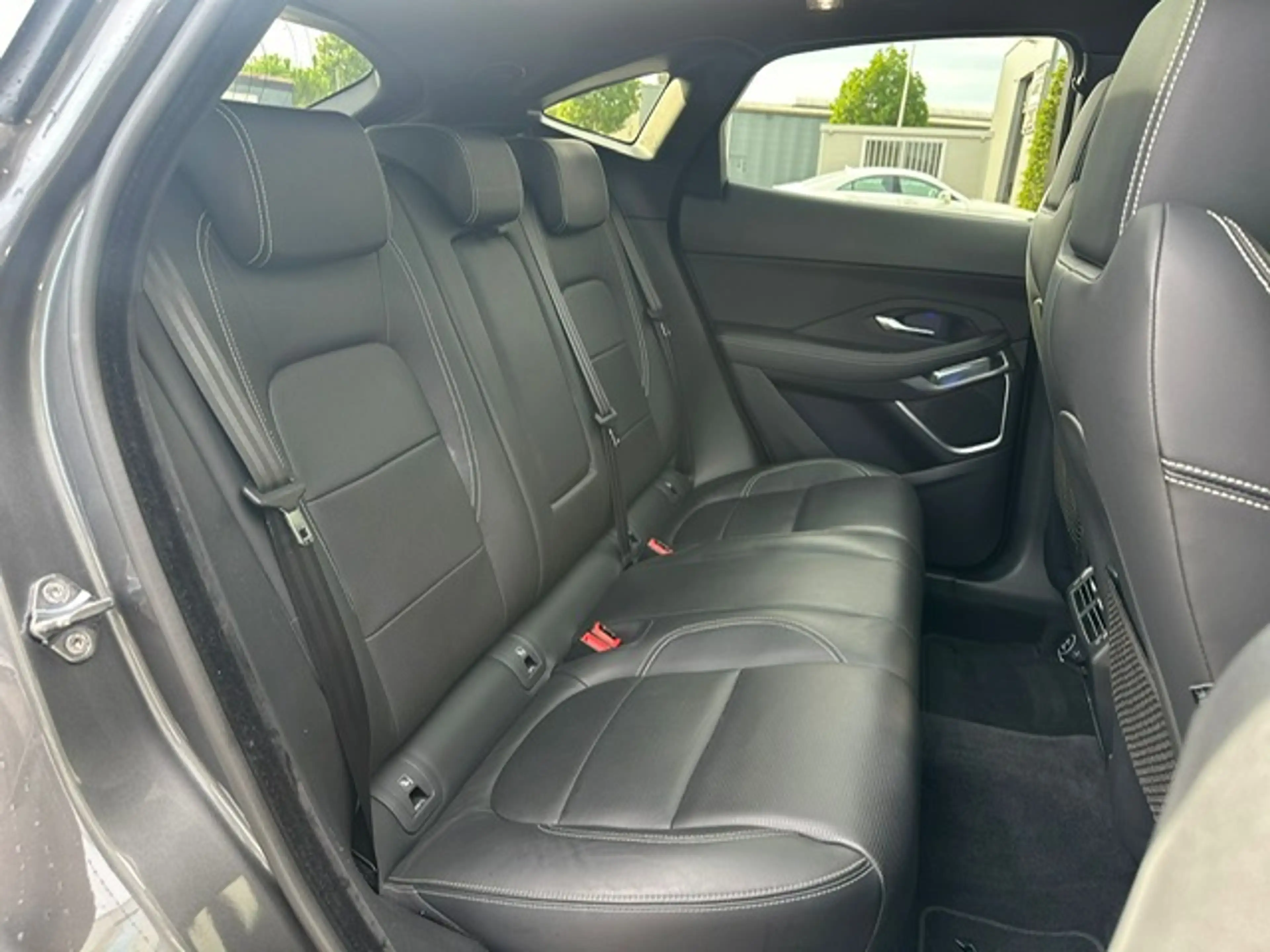Jaguar E-Pace E-Pace 2.0 T AWD R-Dynamic HSE (EU6.2) — photo 12