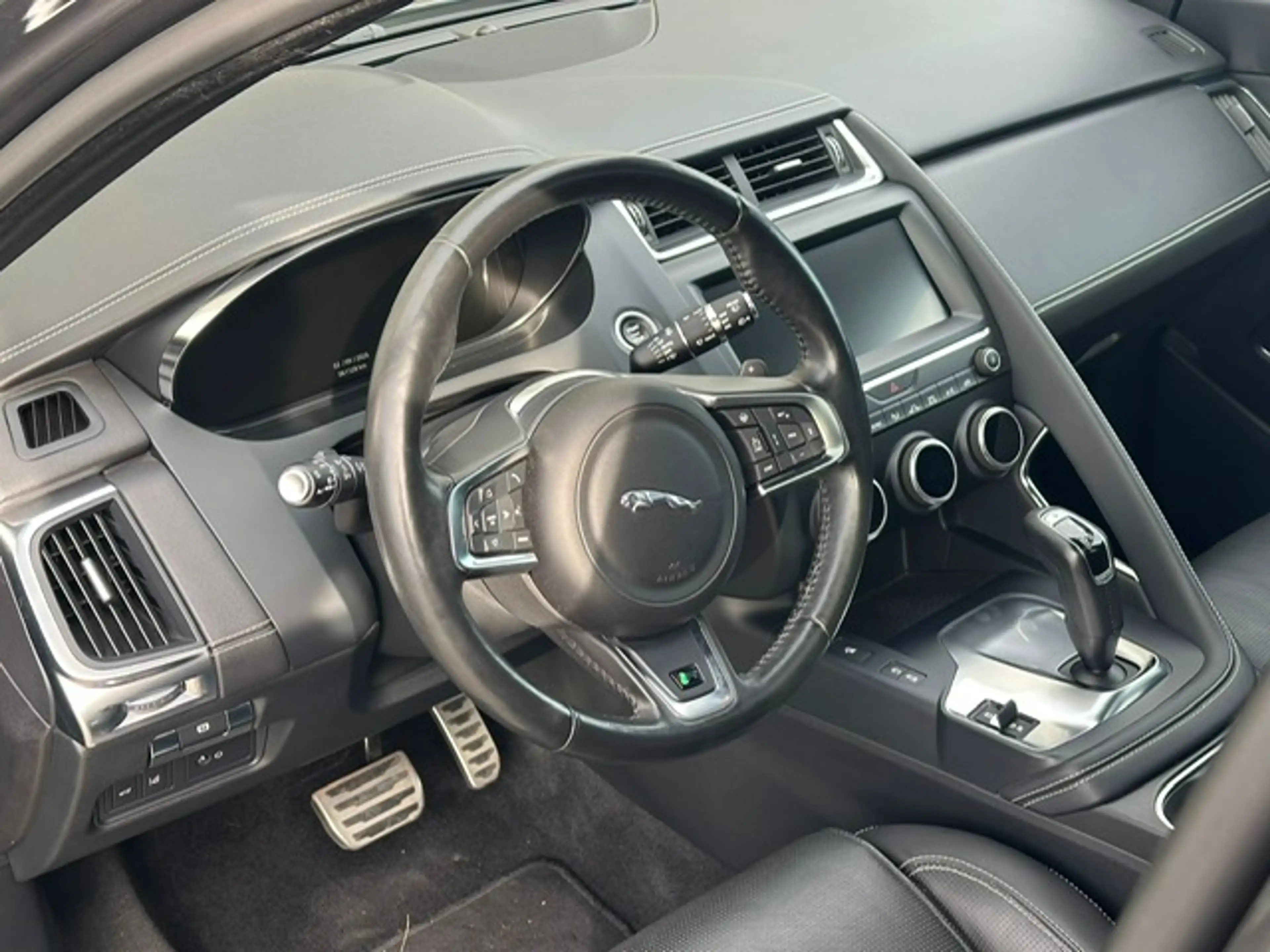Jaguar E-Pace E-Pace 2.0 T AWD R-Dynamic HSE (EU6.2) — photo 6