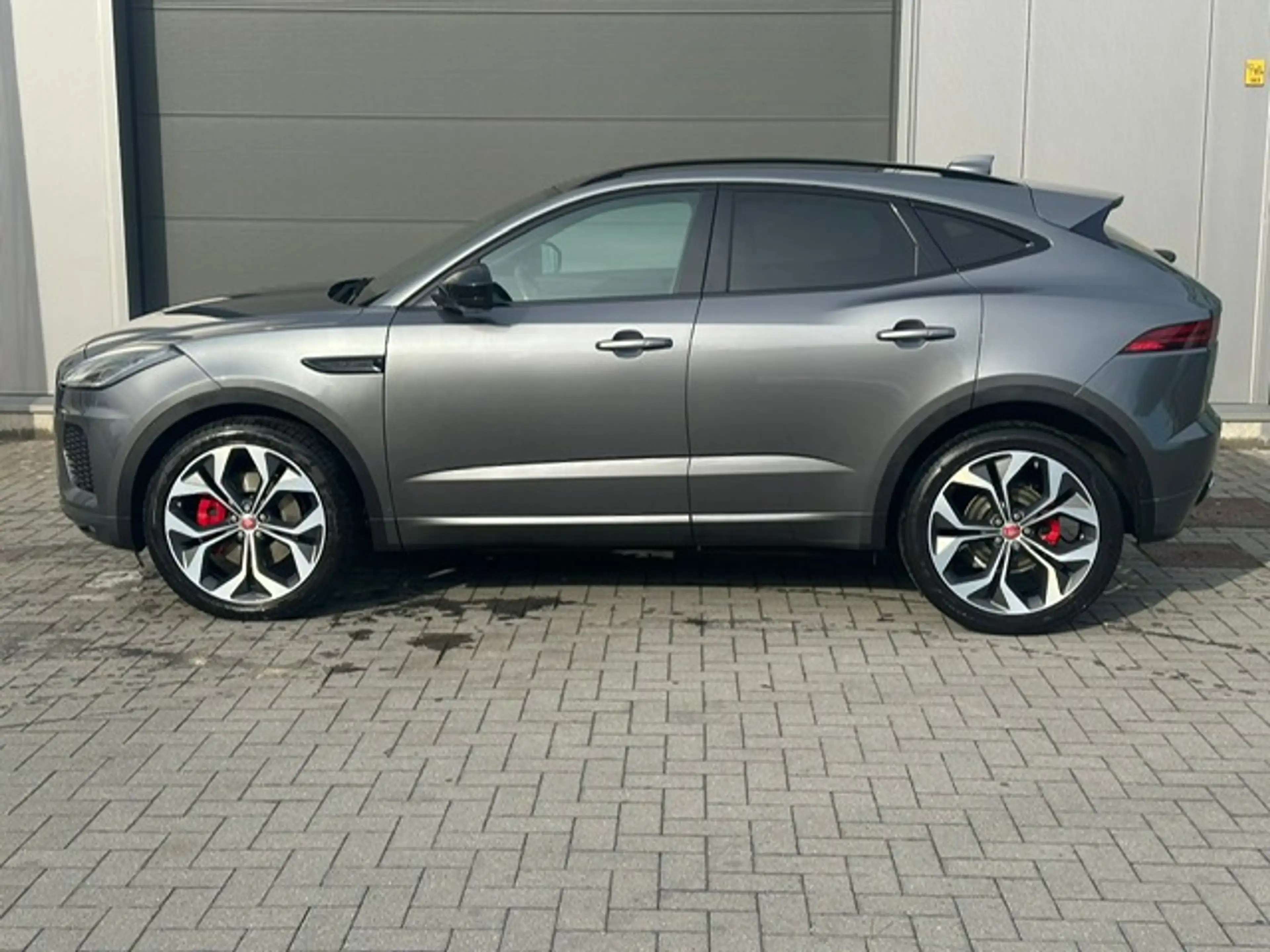 Jaguar E-Pace E-Pace 2.0 T AWD R-Dynamic HSE (EU6.2) — photo 2