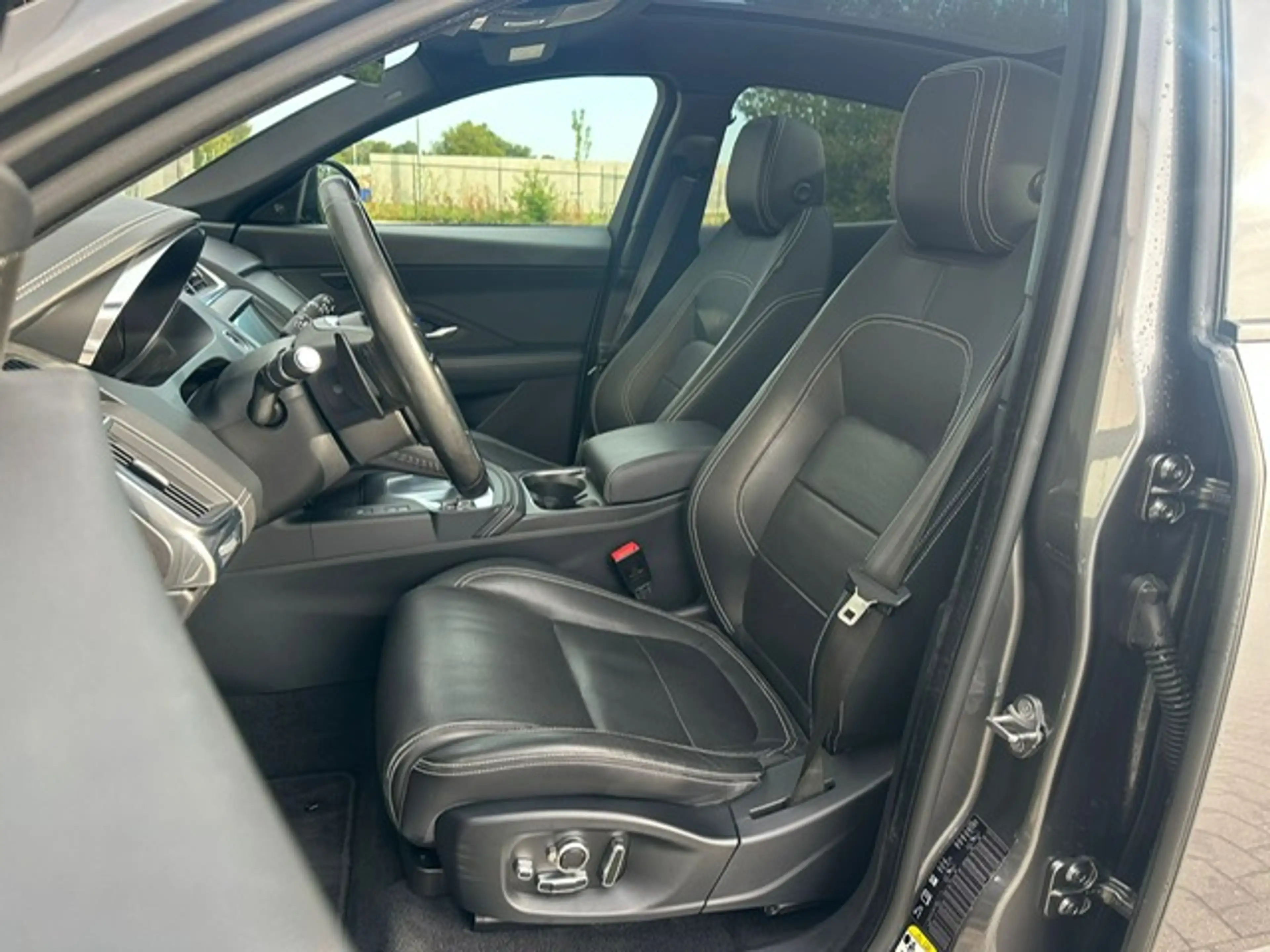Jaguar E-Pace E-Pace 2.0 T AWD R-Dynamic HSE (EU6.2) — photo 11