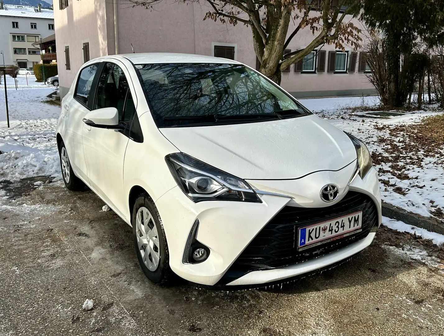 Toyota Yaris 1,0 VVT-i Active Weiß - 1