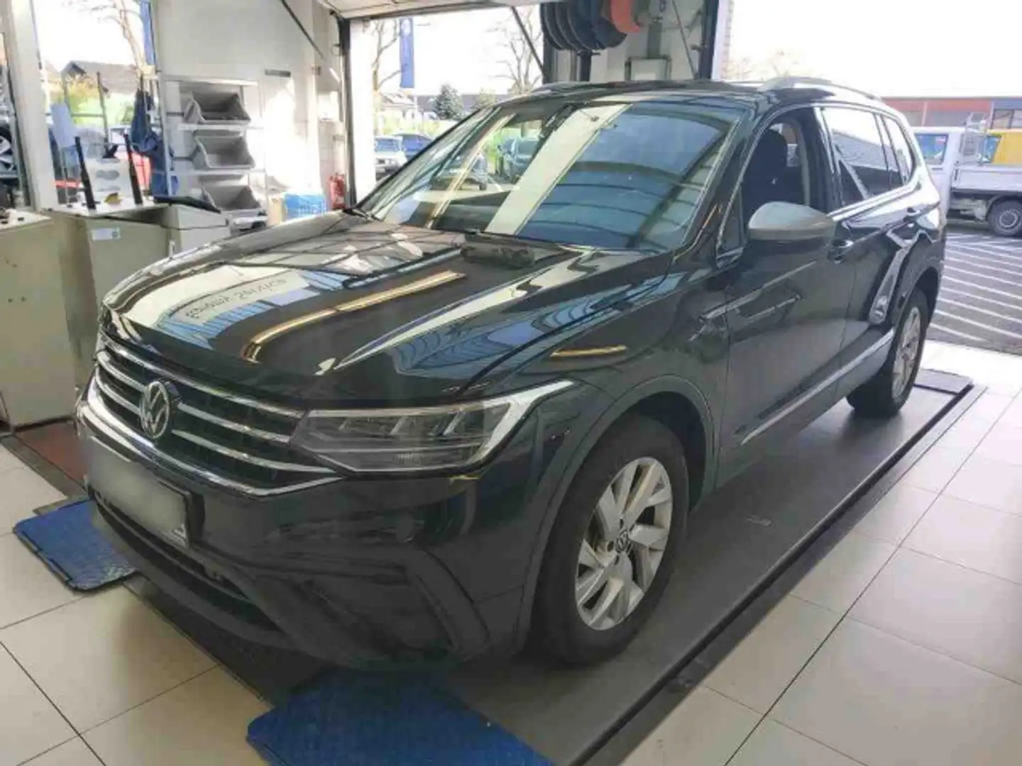 Volkswagen Tiguan Allspace 2.0 TDI DSG 7-SITZE AHK KAMERA N Schwarz - 2
