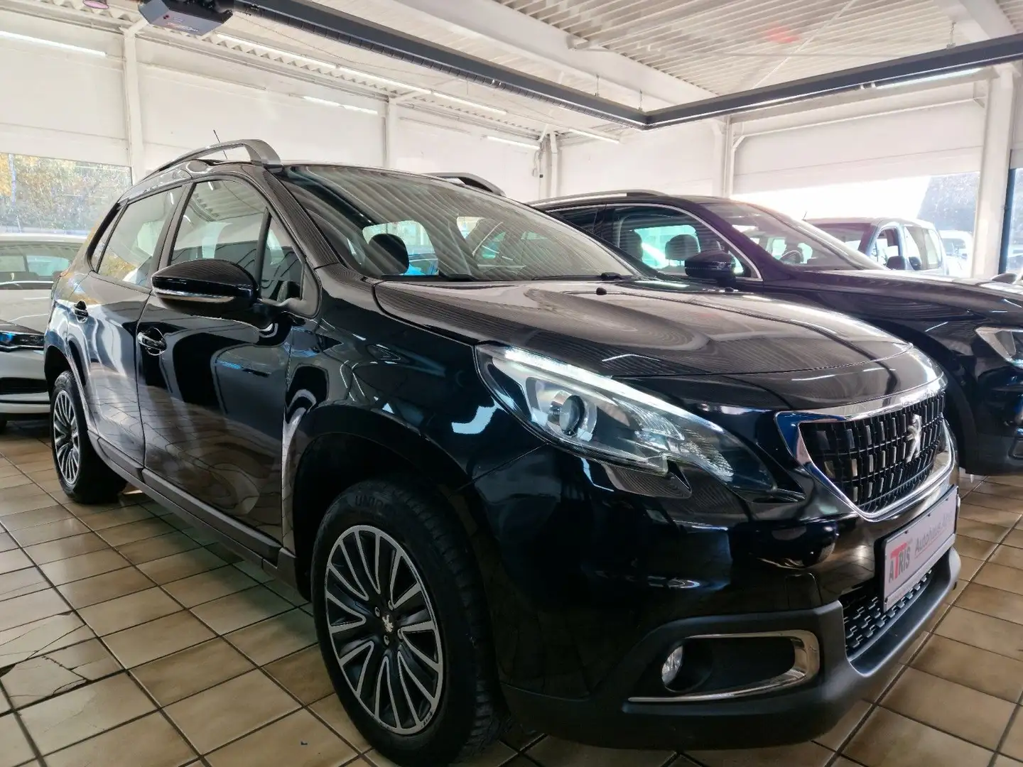 Peugeot 2008 Active Schwarz - 2