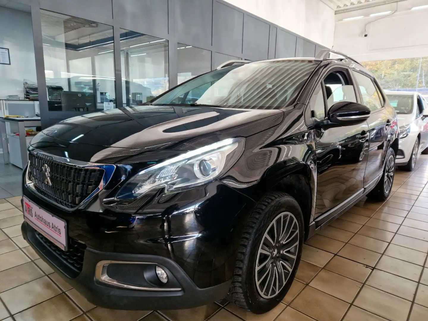 Peugeot 2008 Active Schwarz - 1