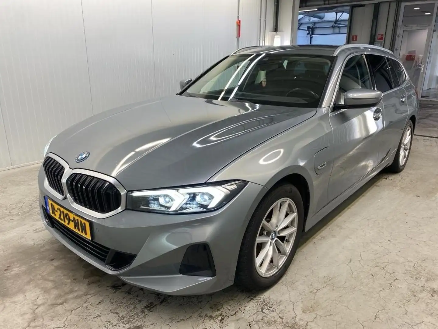 BMW 320 320e xDrive Touring Grau - 1