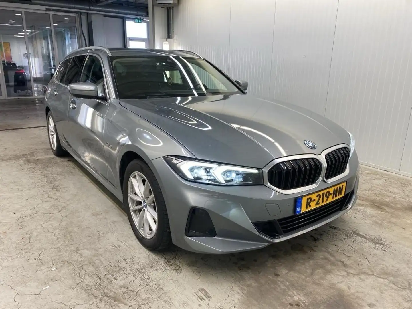BMW 320 320e xDrive Touring Grau - 2