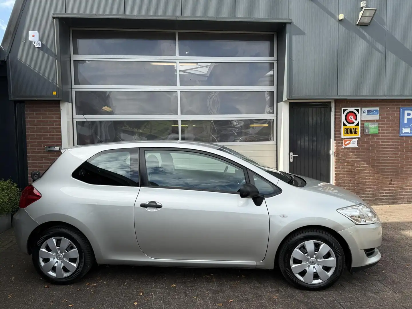 Toyota Auris 1.4-16V Terra *INCL. BEURT/NWE APK/3MND GARANTIE* Grijs - 2