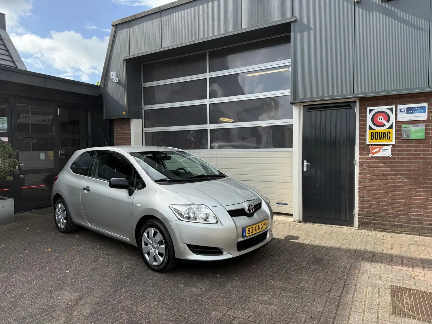 Toyota Auris 1.4-16V Terra *INCL. BEURT/NWE APK/3MND GARANTIE* Grijs - 1