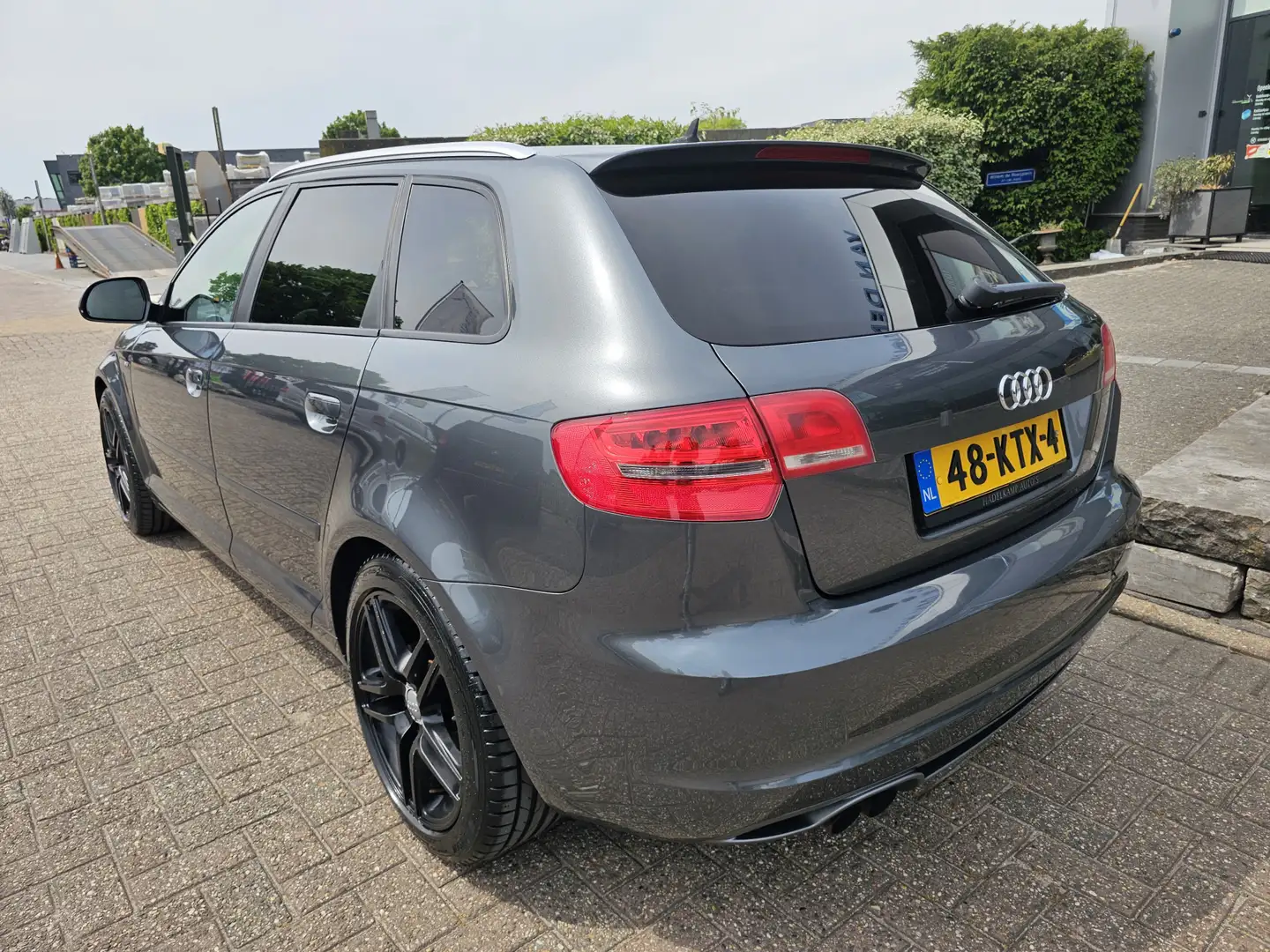 Audi A3 Sportback 1.8 TFSI S-edition Gris - 2