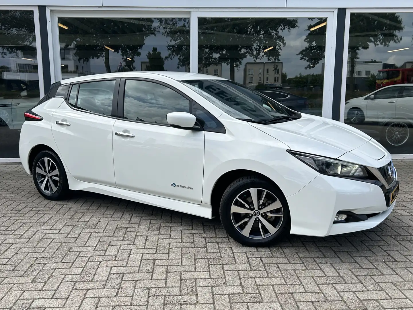 Nissan Leaf Acenta 40 kWh 50% deal 5.475,- ACTIE Navi / Camera Weiß - 1