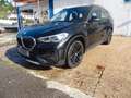 BMW X1 xDrive 18d Advantage/1.Hd/Navi/AHK/LED/150PS Zwart - thumbnail 1