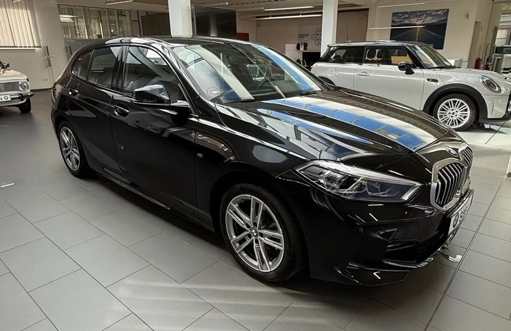 BMW 118 118i Aut. M Sport Schwarz - 2