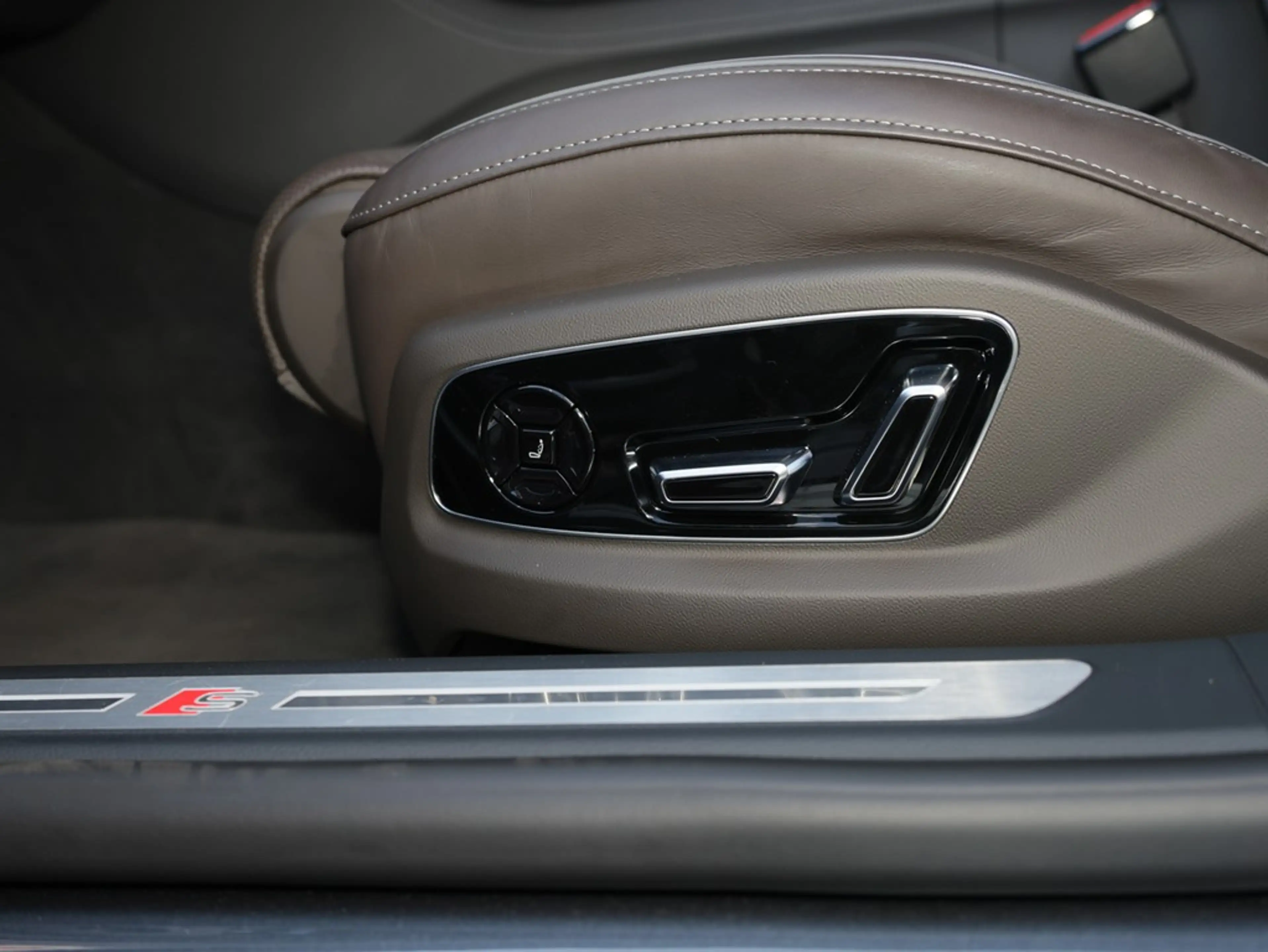 Audi S8 4.0 TFSI quattro tiptronic — photo 8