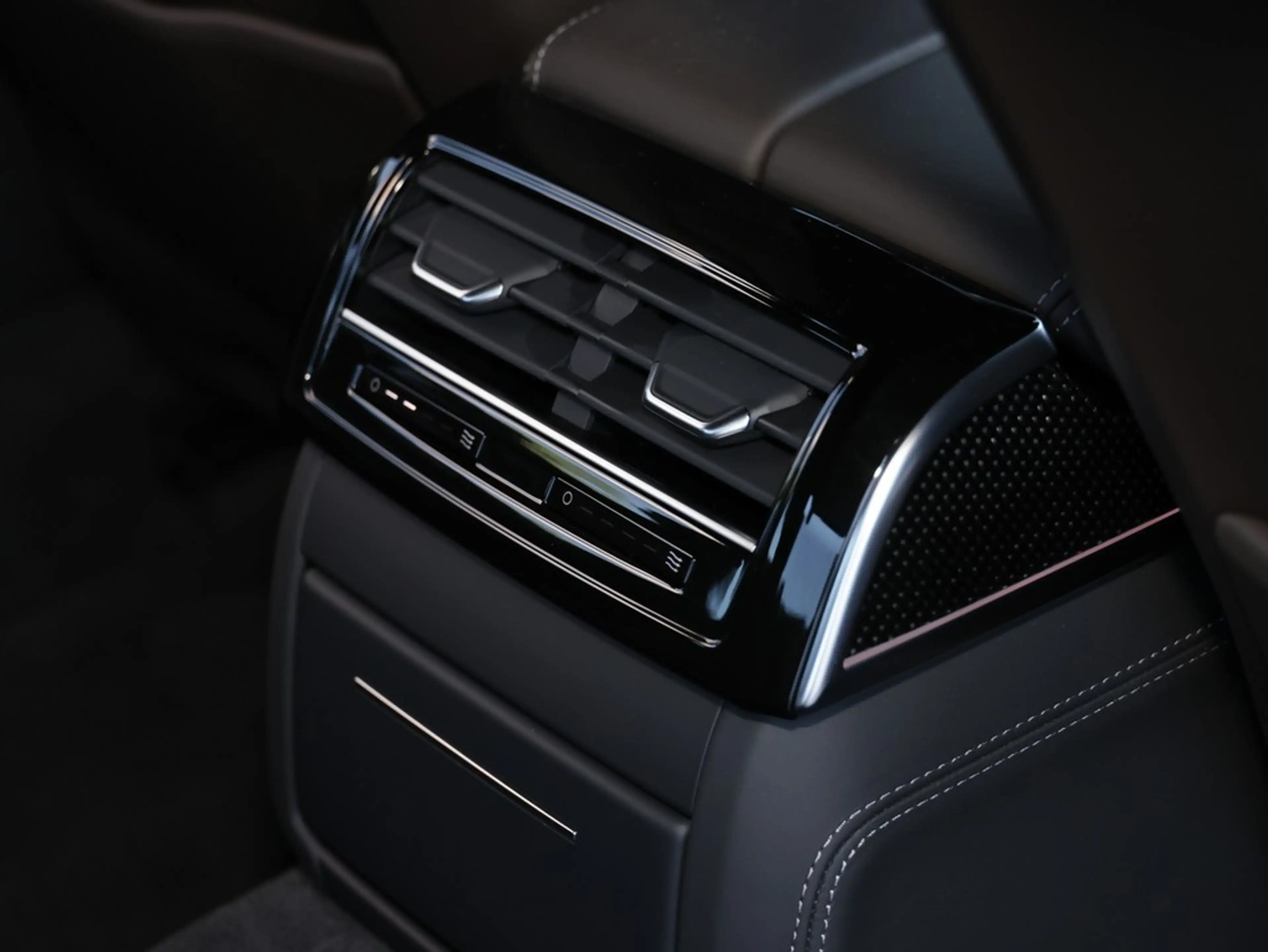 Audi S8 4.0 TFSI quattro tiptronic — photo 13
