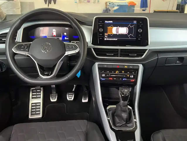 Volkswagen T-Roc view 3
