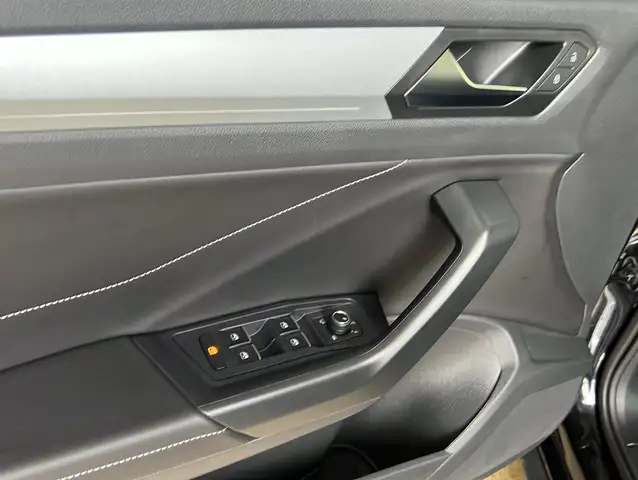 Volkswagen T-Roc view 4