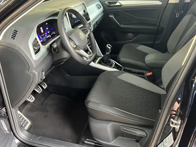 Volkswagen T-Roc view 5