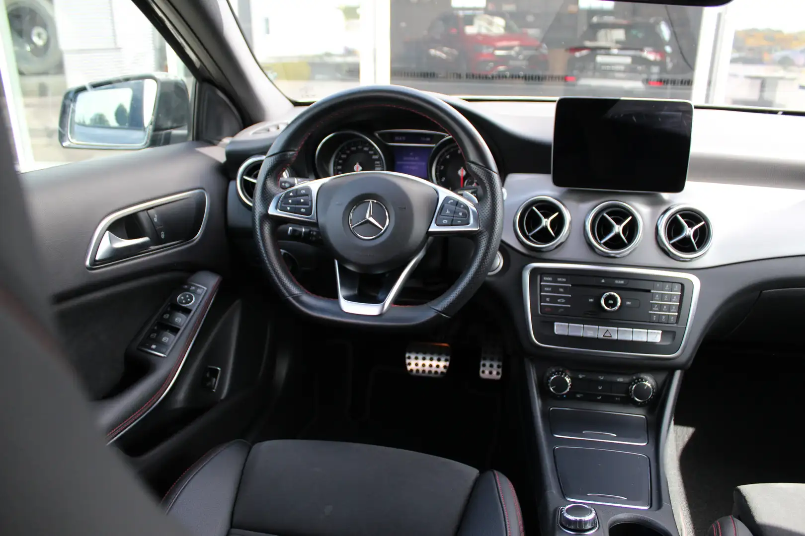 Mercedes-Benz GLA 200 Premium Plus | AMG | Camera | Cruise Grijs - 2