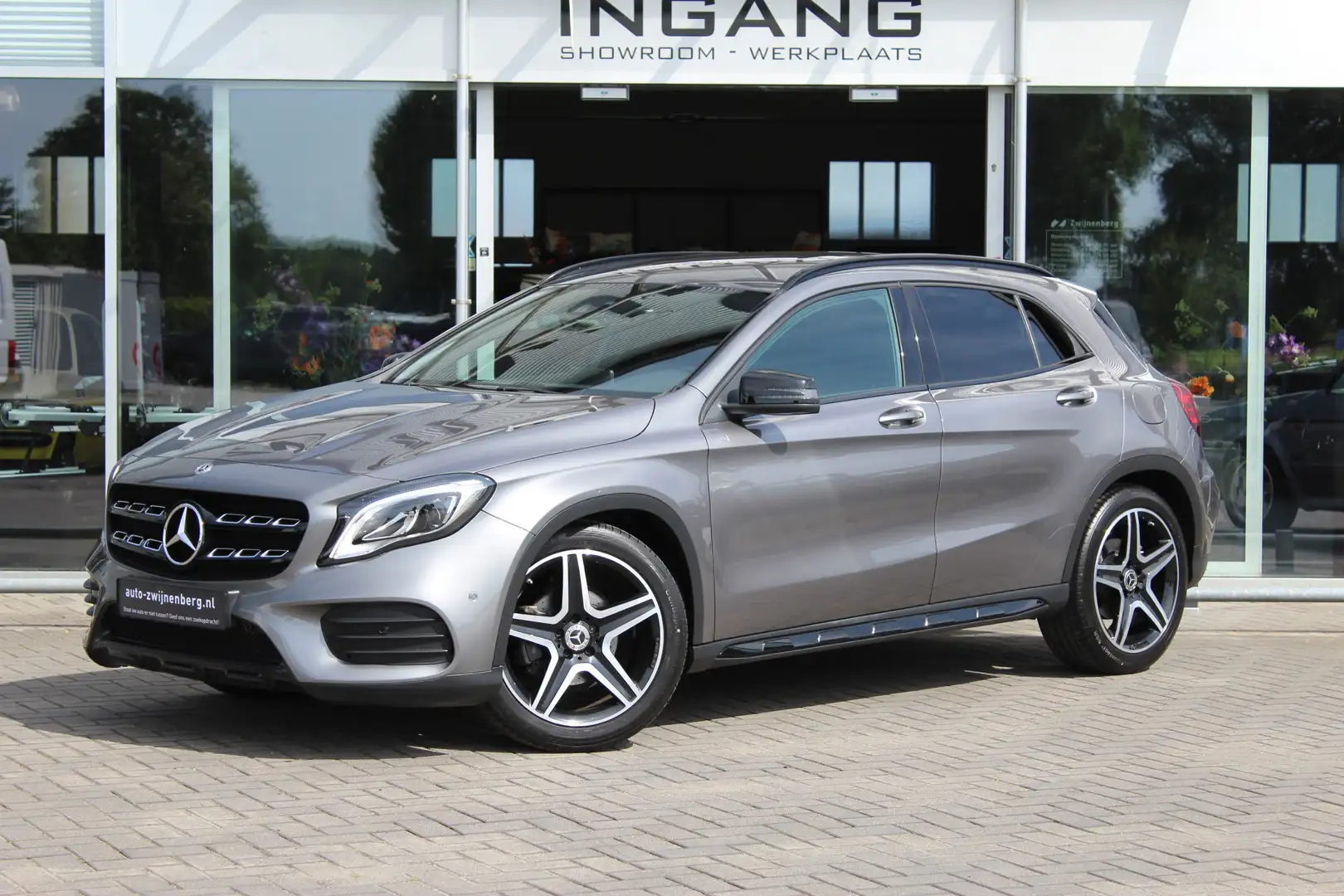 Mercedes-Benz GLA 200 Premium Plus | AMG | Camera | Cruise Grijs - 1