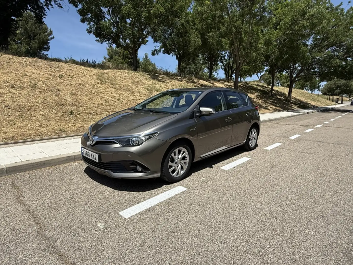 Toyota Auris hybrid 140H Active Grijs - 1