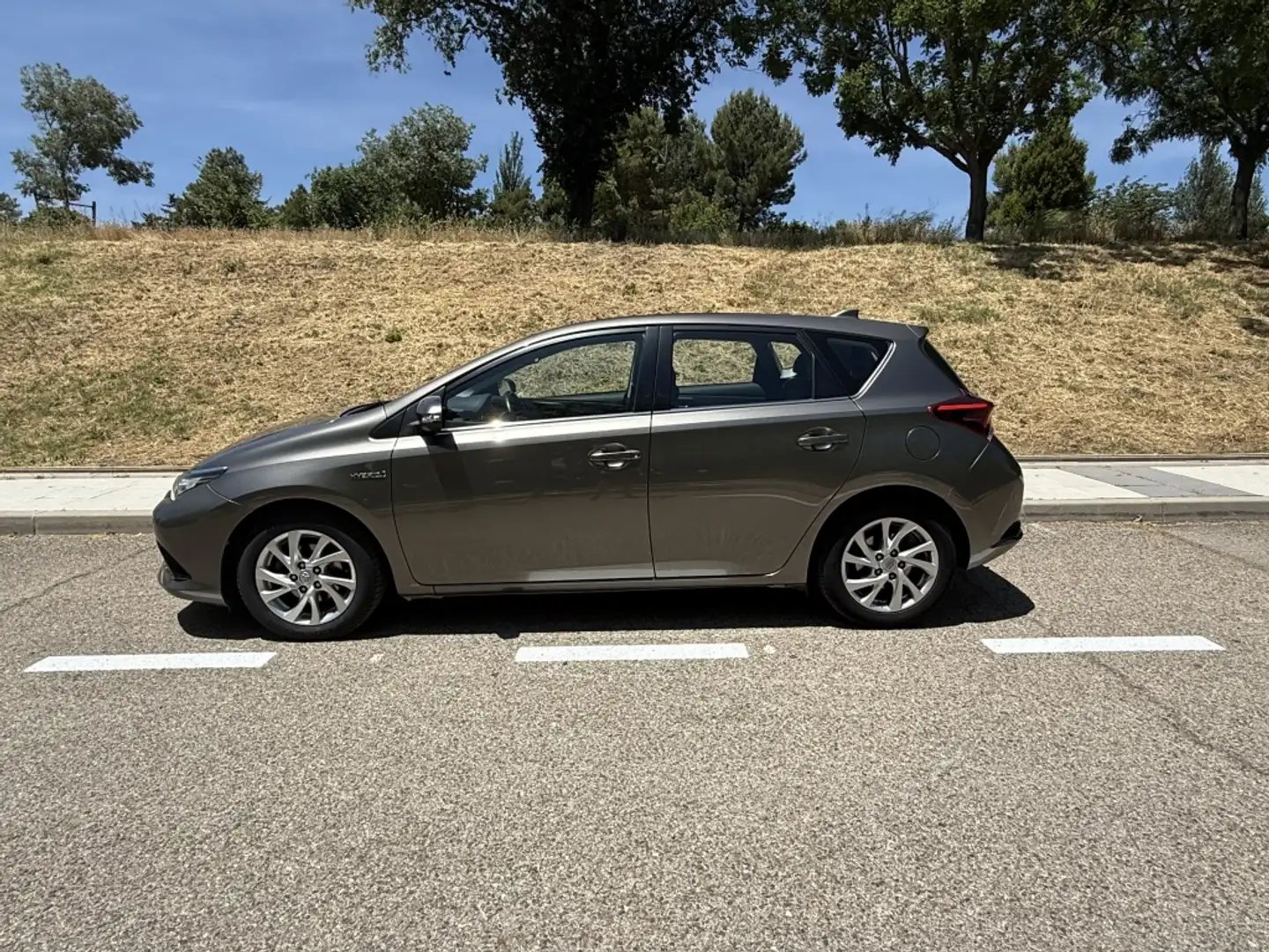 Toyota Auris hybrid 140H Active Grijs - 2