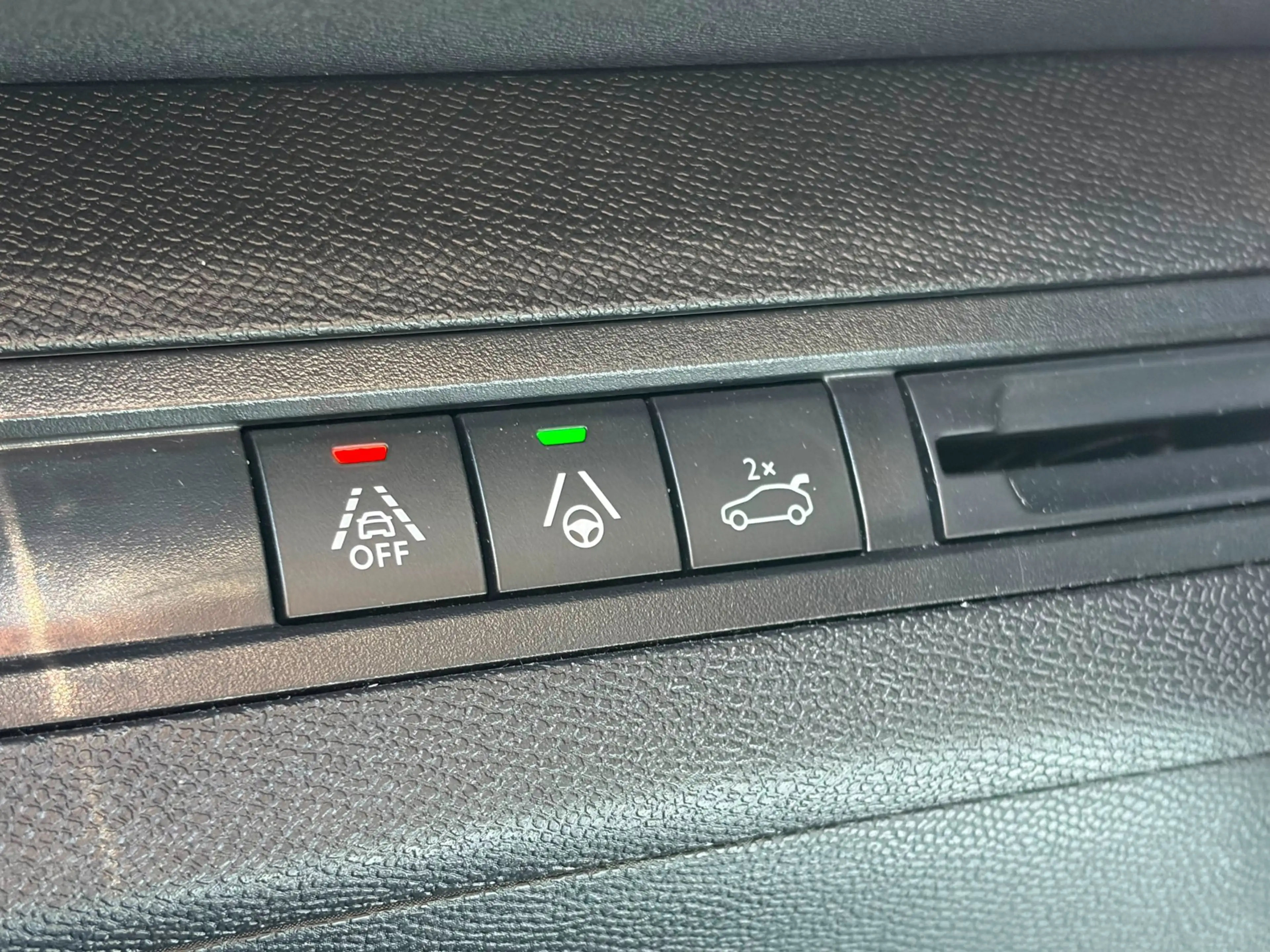 Peugeot 5008 1.2 PureTech GT| PANO| ALCANTARA|FOCAL|MEMORY| — photo 29