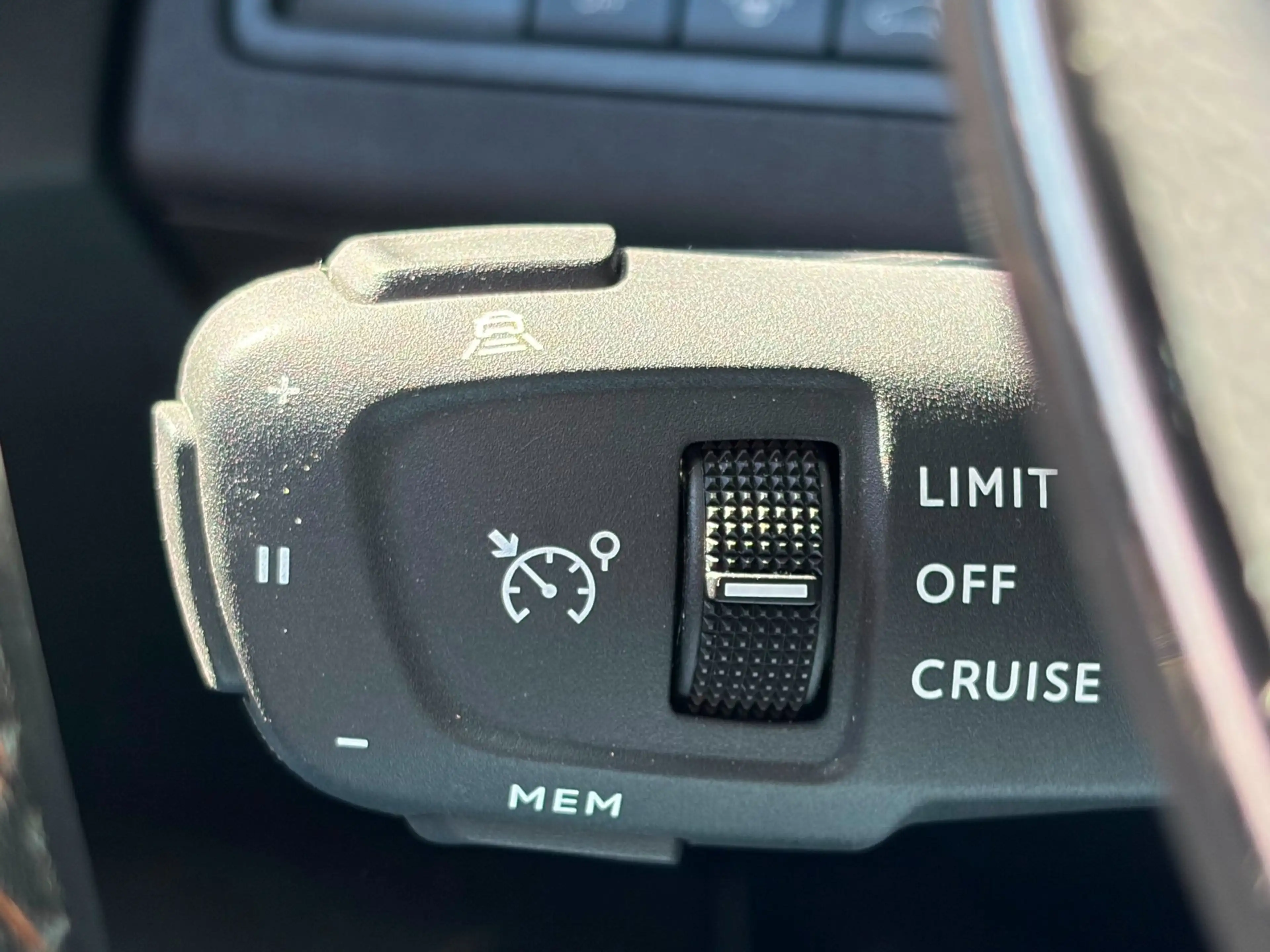 Peugeot 5008 1.2 PureTech GT| PANO| ALCANTARA|FOCAL|MEMORY| — photo 32