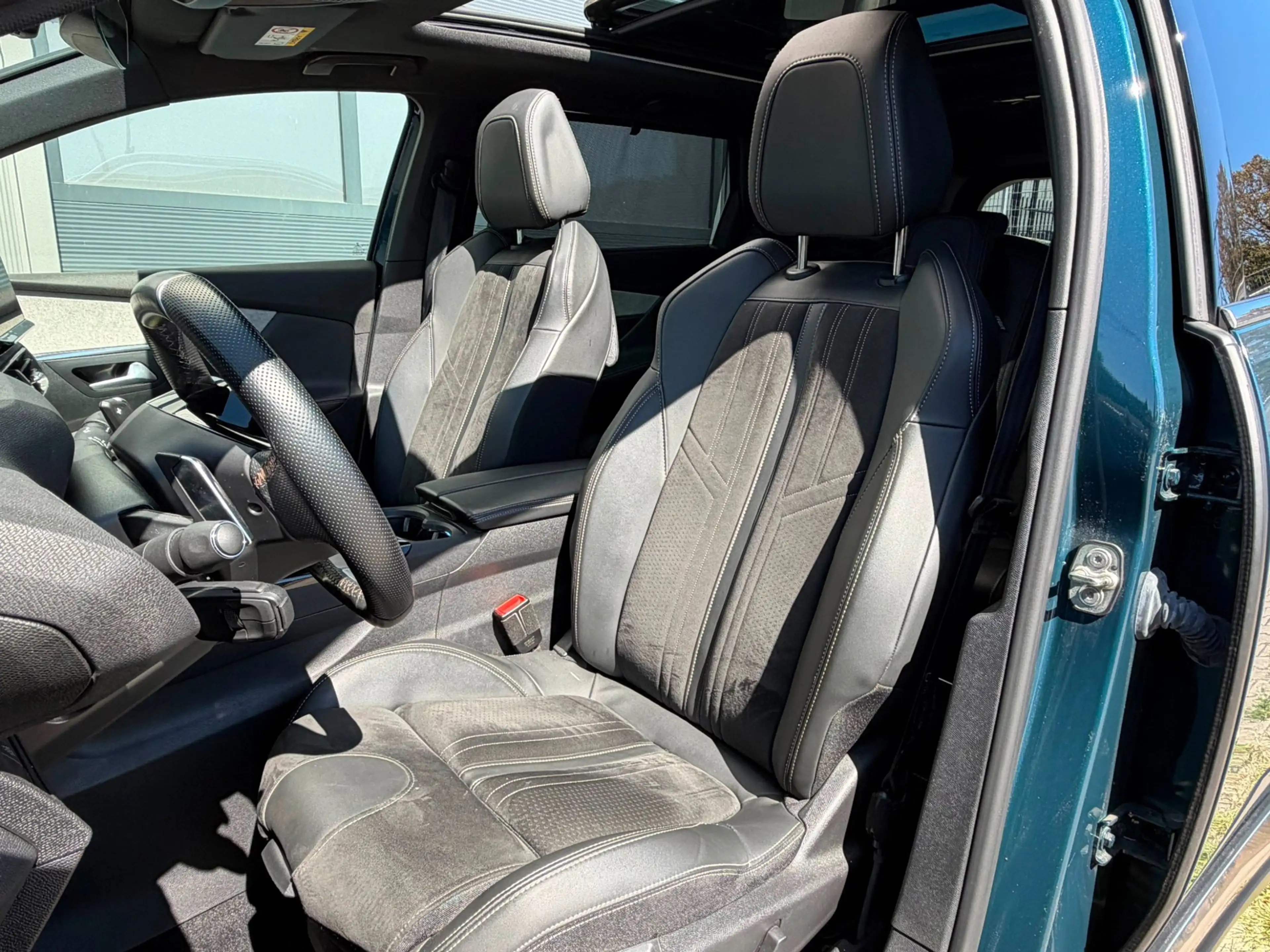 Peugeot 5008 1.2 PureTech GT| PANO| ALCANTARA|FOCAL|MEMORY| — photo 24