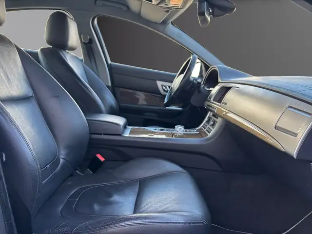 Jaguar XF view 10
