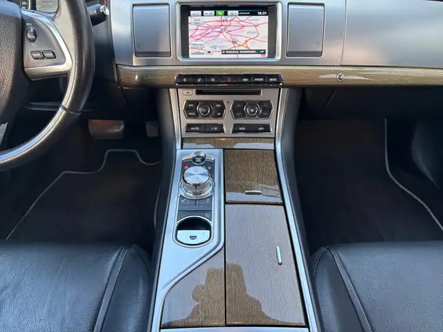 Jaguar XF view 12