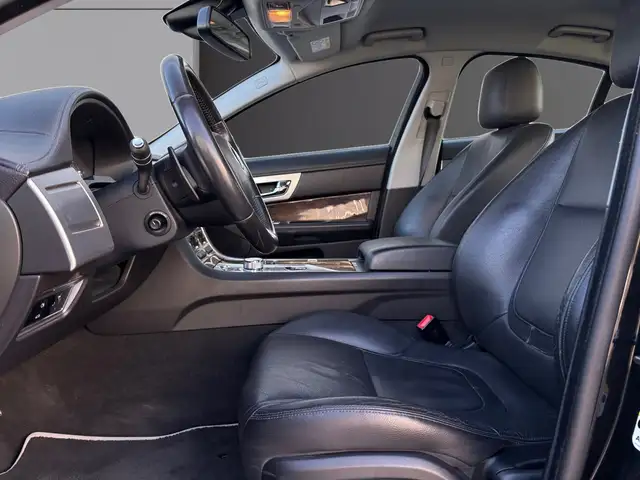 Jaguar XF view 9