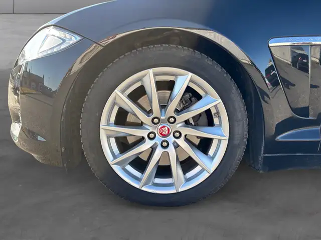 Jaguar XF view 15