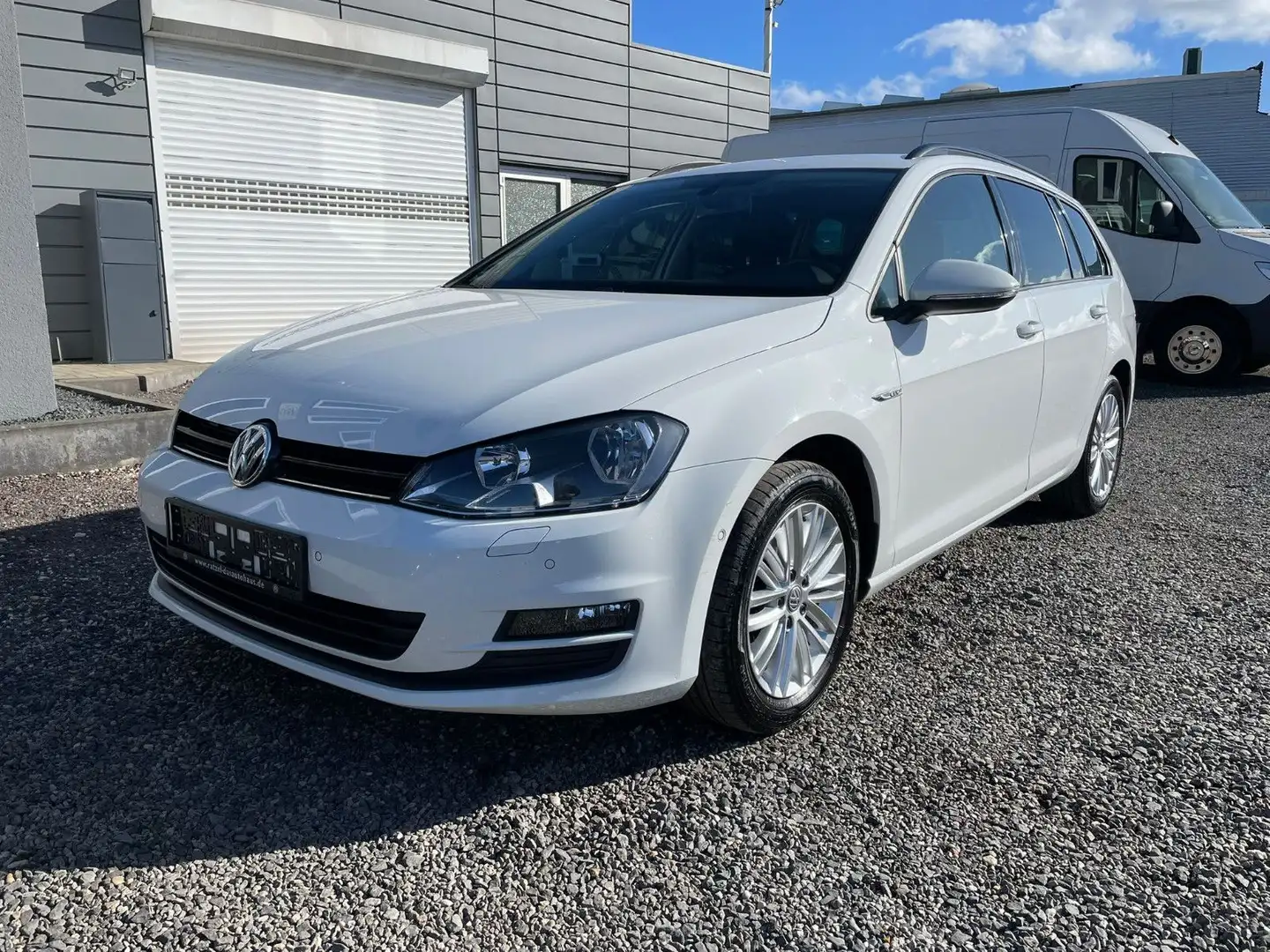 Volkswagen Golf VII Variant Cup BMT*2.HD*TüvNeu*AHK*Klima* Bílá - 2