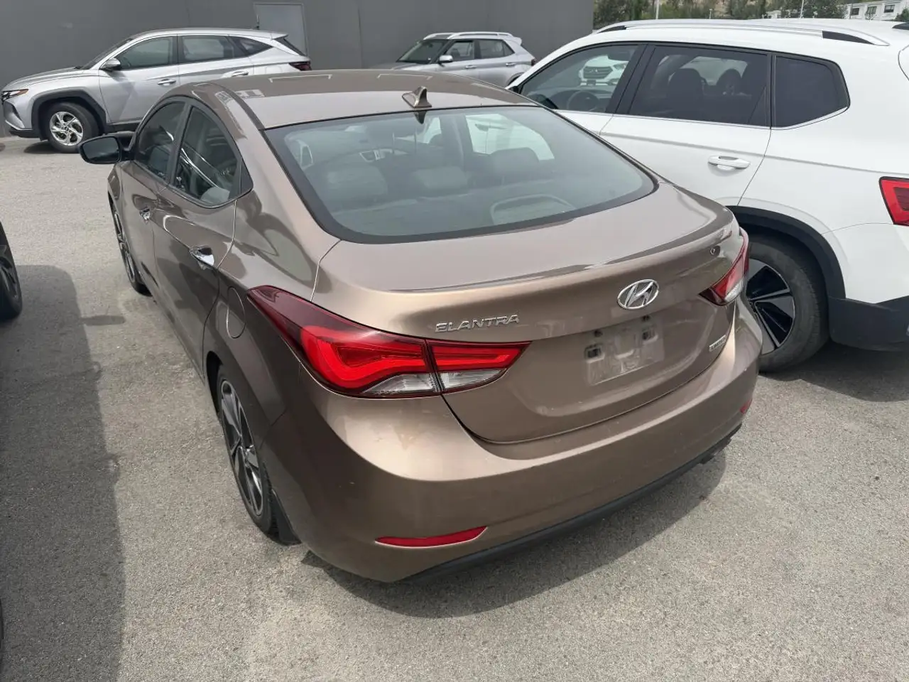 Hyundai ELANTRA photo Hyundai ELANTRA