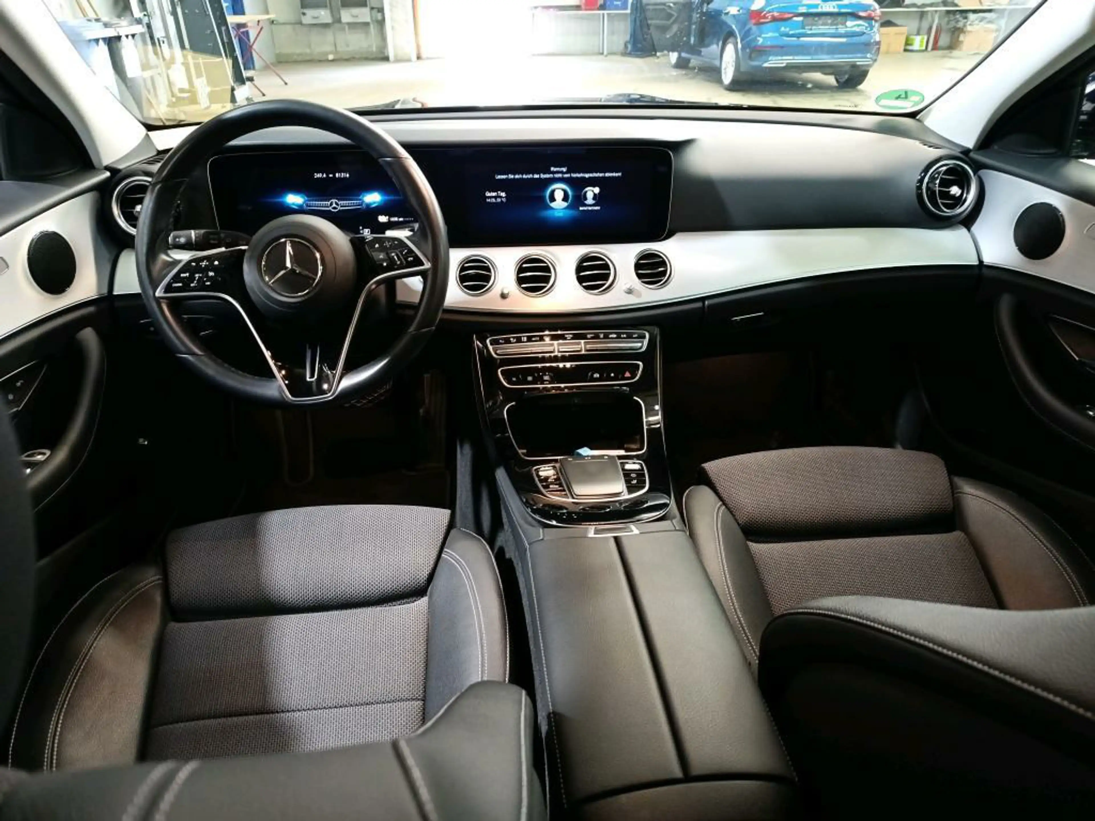 Mercedes-Benz E 300 KLIMAAUT RADIO MFL SHZ VC AHK KAMERA T-Leder Navi RFK — photo 5