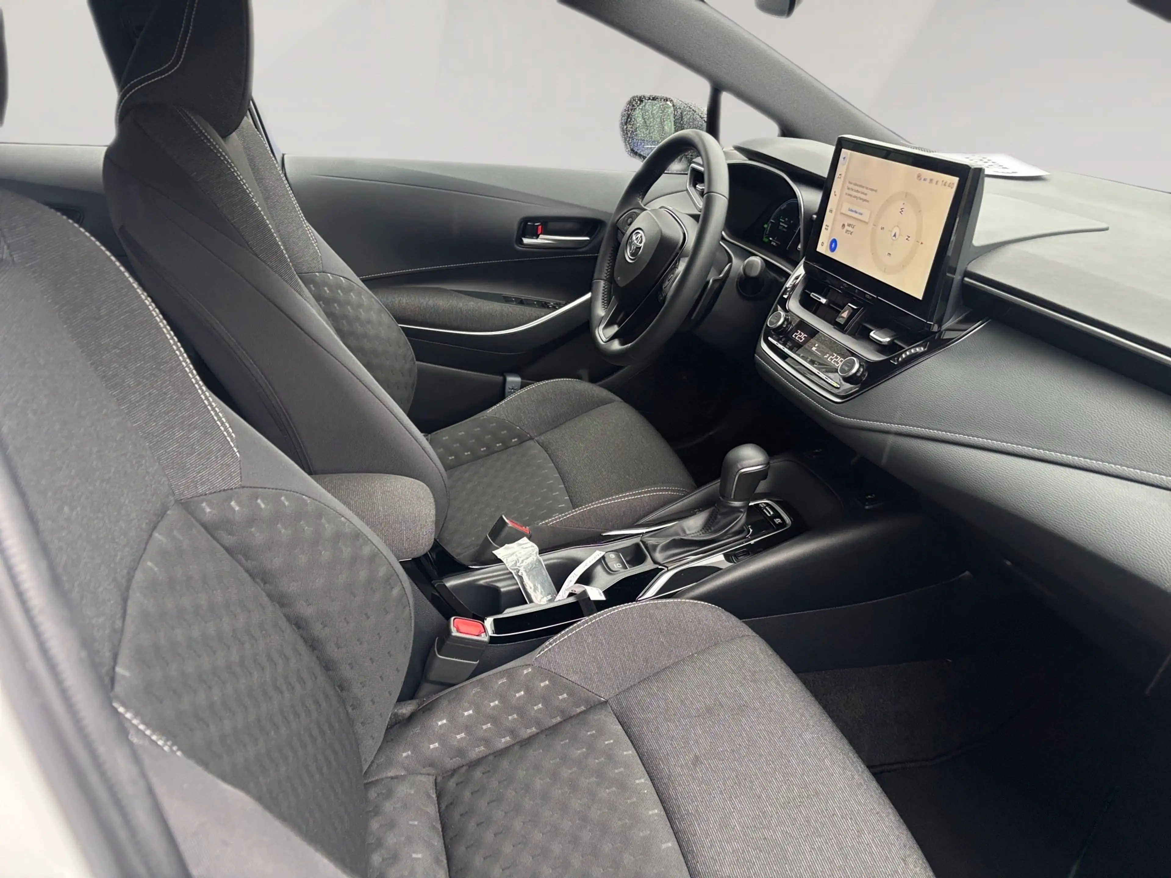 Toyota Corolla 2.0 l Hybrid TS.  Business Edition AUT — photo 14