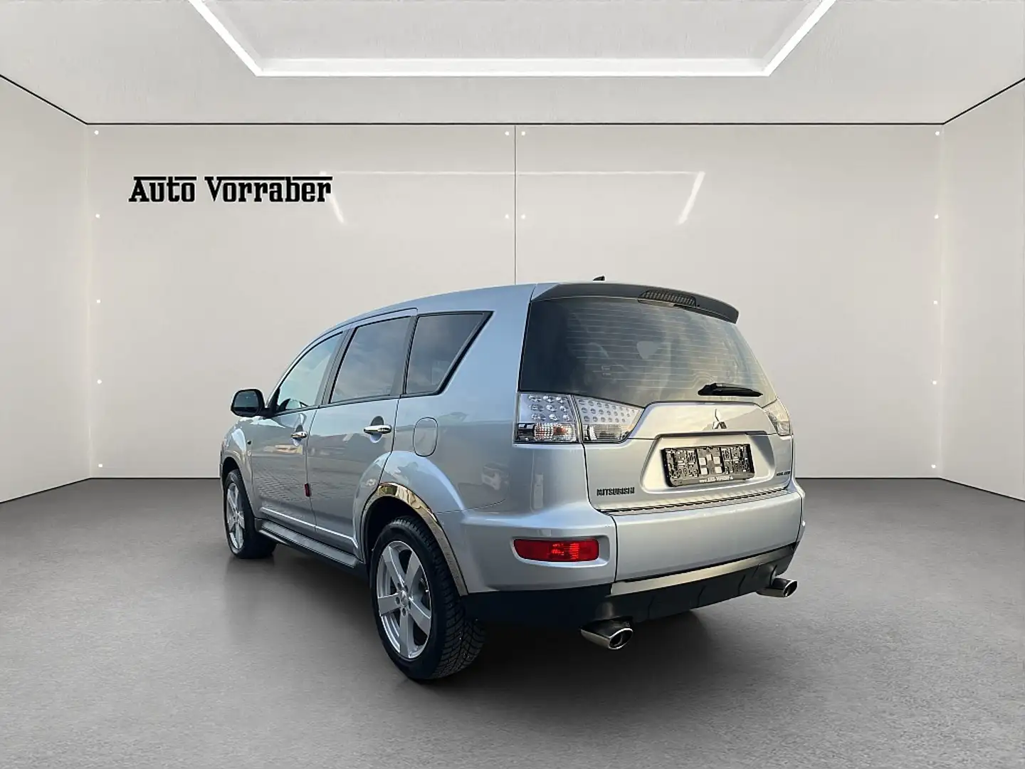 Mitsubishi Outlander 2,0 Invite 2WD Silber - 2