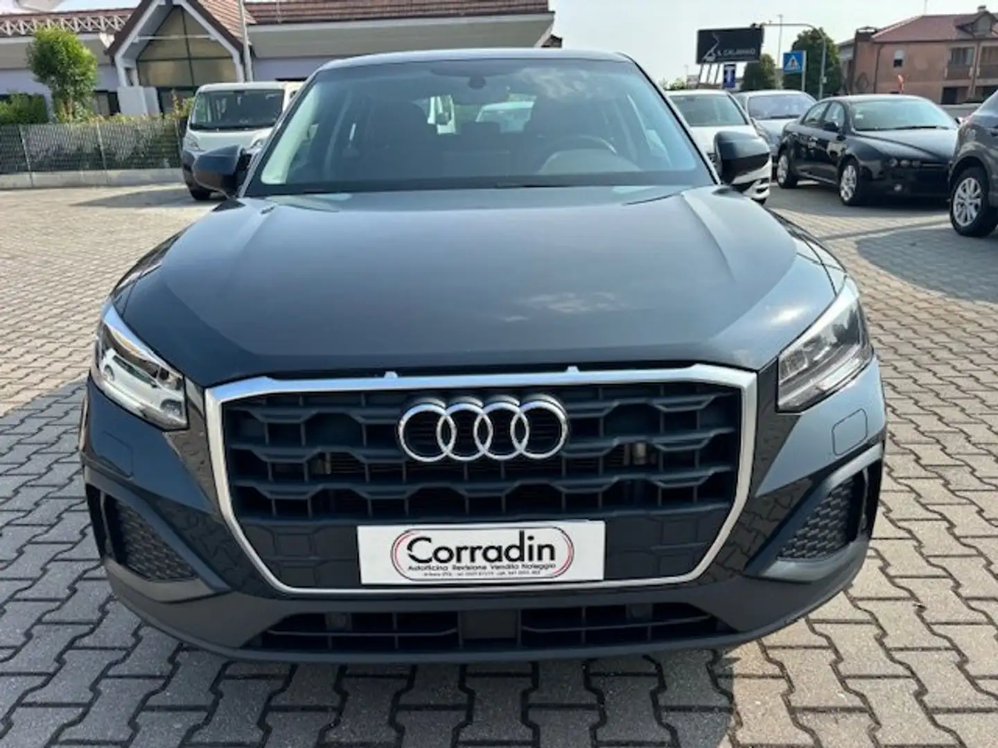 Audi Q2 Q2 35 2.0 tdi Business s-tronic Grijs - 2