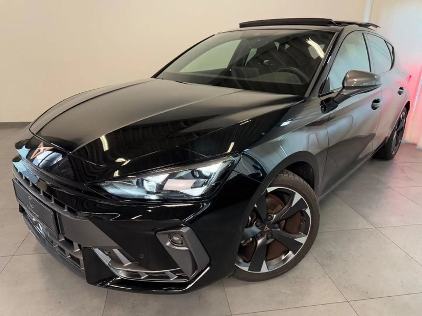 CUPRA Leon 1.5 eTSI DSG PANO EDGE DYNAMIC PERFORMANCE Schwarz - 1