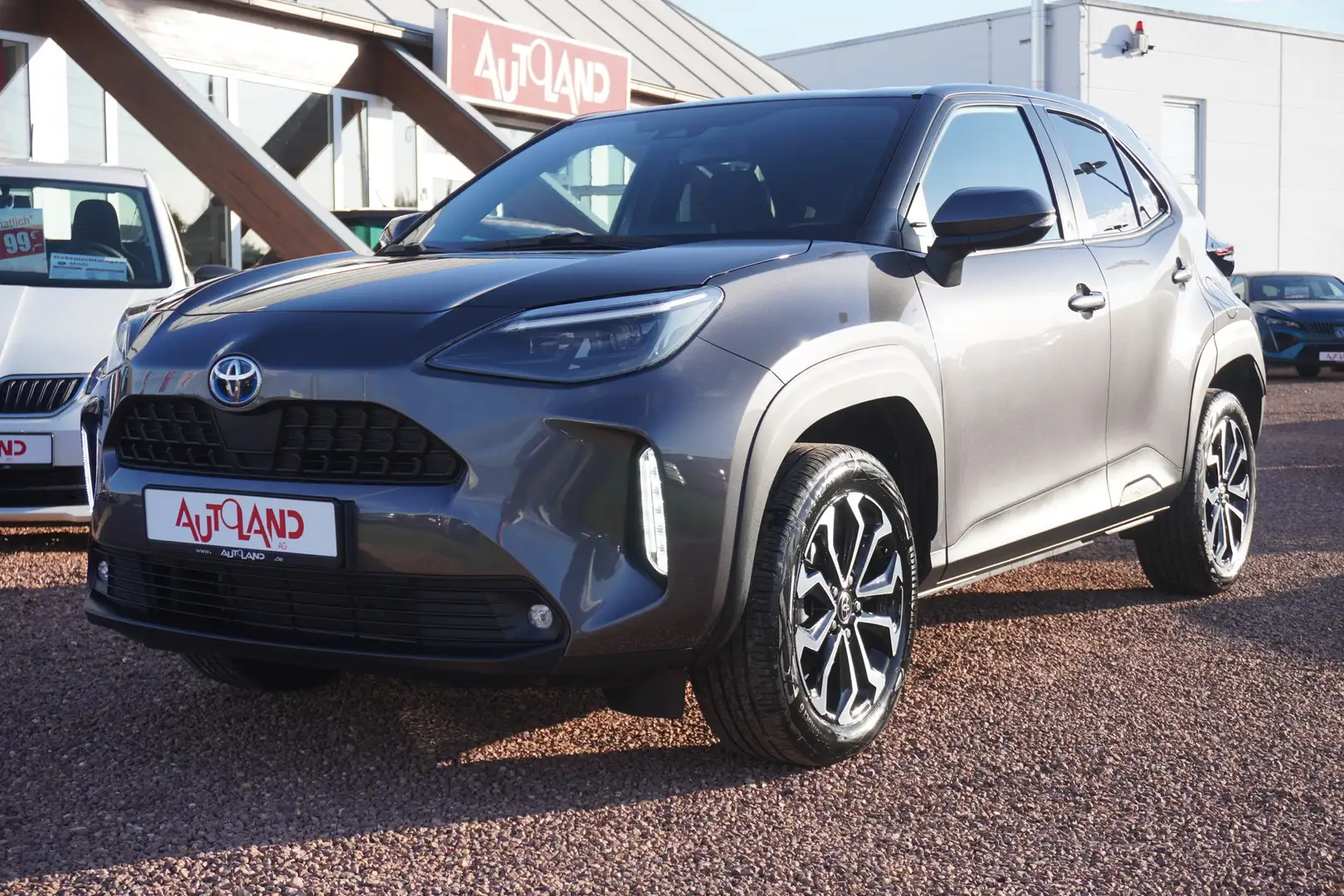 Toyota Yaris Cross 1.5 Hybrid Klimaaut. LED Navi DAB Grijs - 2