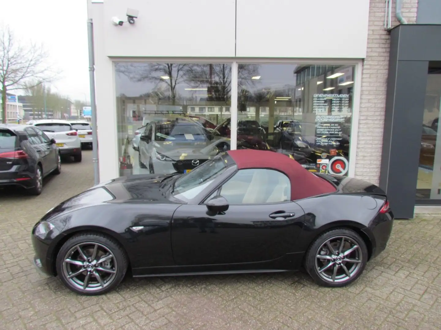 Mazda MX-5 2.0 Skyactiv-G 6MT 160pk Roadster Sakura Schwarz - 2