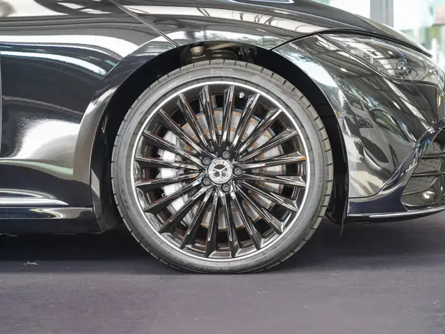 Mercedes-Benz EQE view 2