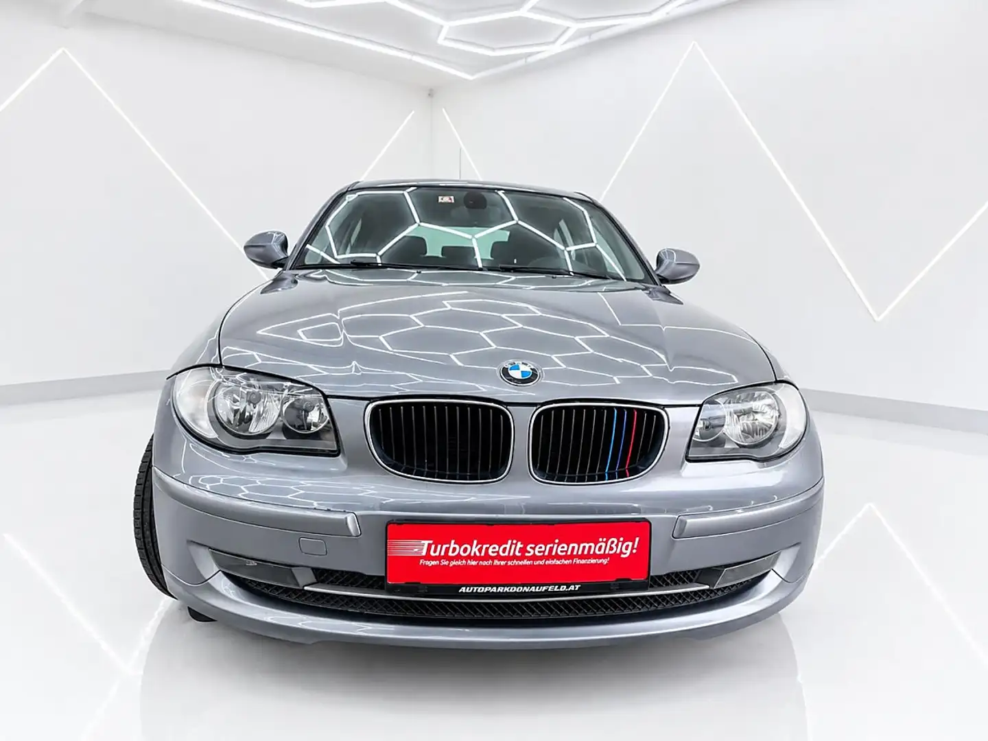 BMW 118 i Klein/Kompaktwagen -GEPFLEGT- Grau - 2
