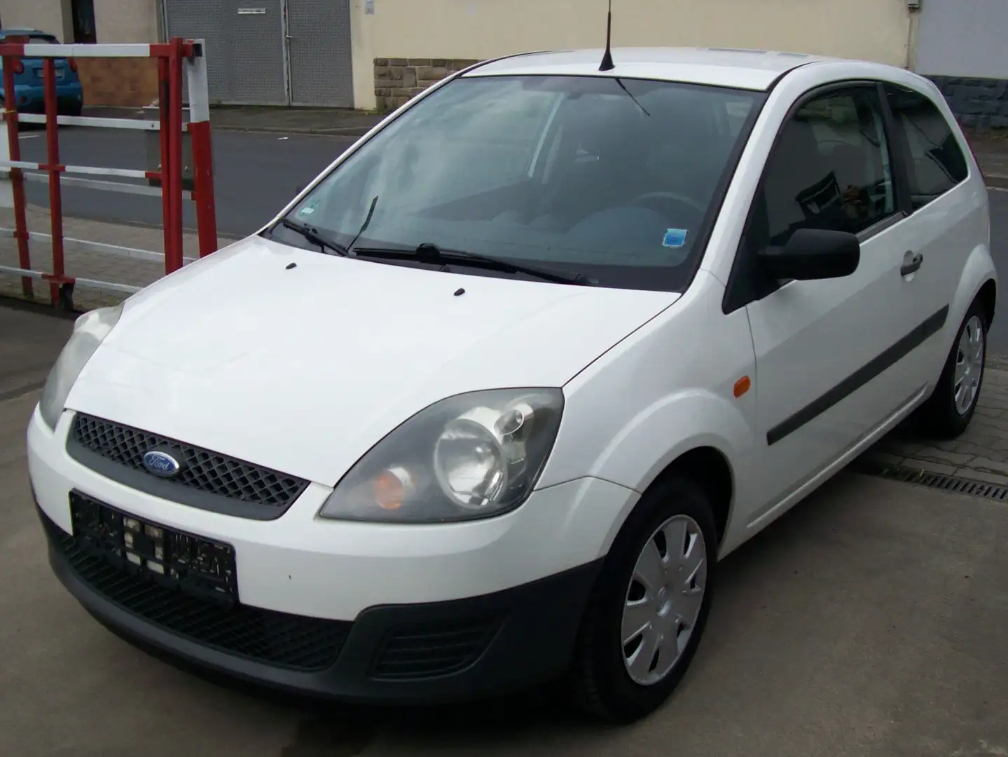 Ford Fiesta Ambiente Blanco - 1