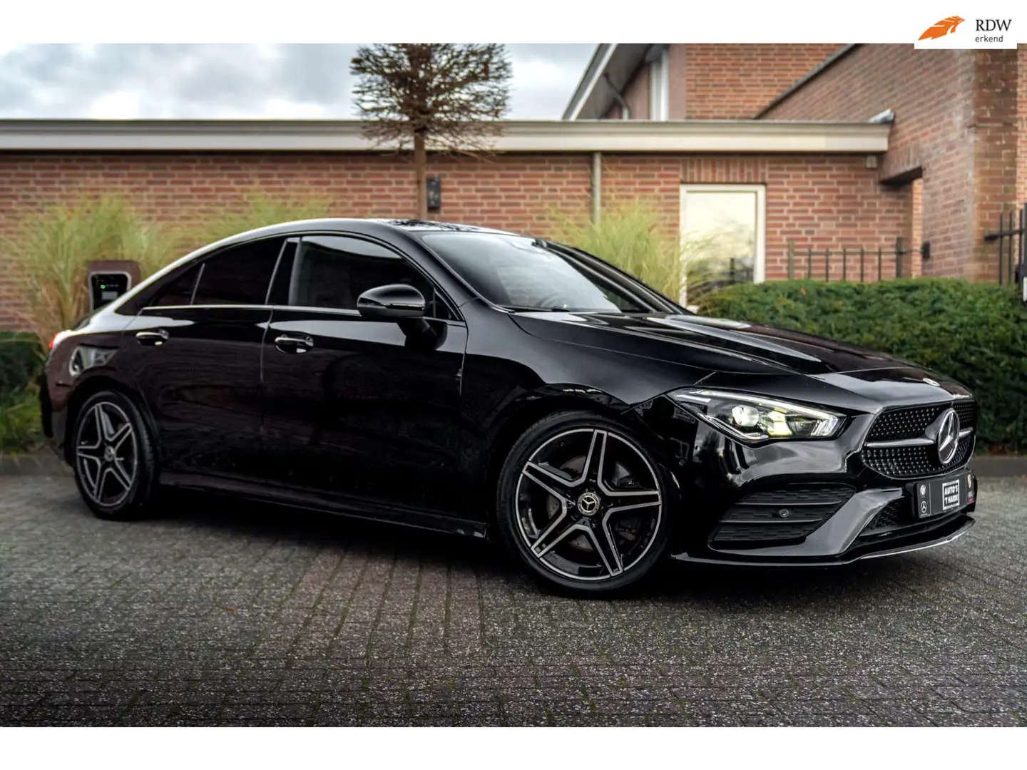 Mercedes-Benz CLA 200 163 PK Aut. AMG Night Pakket 360 Camera Pano Sfeer Zwart - 1